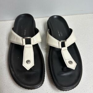 Donald Pliner White and Black Leather Thong Fanta Sandals Size 8